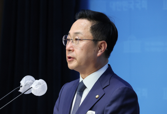 박성준 더불어민주당 대변인이 14일 국회 소통관에서 채 상병 특검법 관련 브리핑을 하고 있다.<연합뉴스>